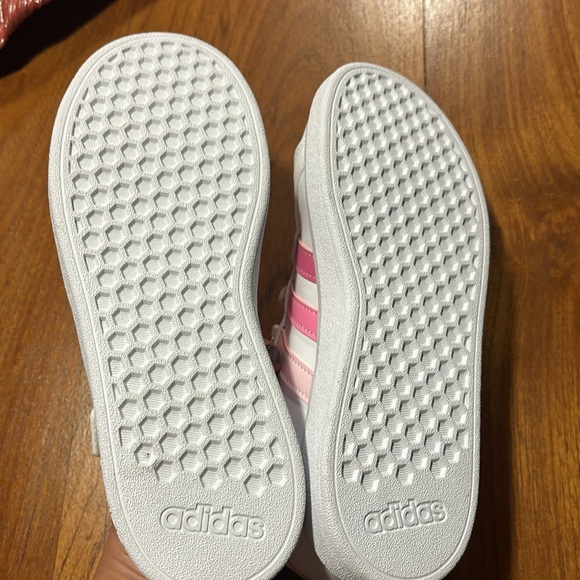 NWOT. Adidas Grand Court lifestyle. Size 3, girls. Never worn - Picture 3 of 4